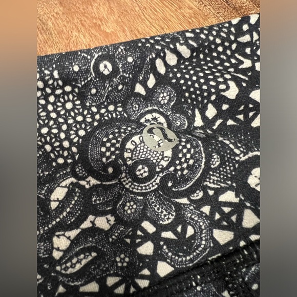 Lululemon Wunder Under Crop III Pretty‎ Lace White Black size 4 - Picture 6 of 10